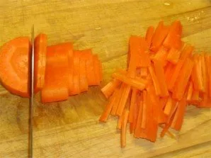 Peel the carrots and cut into thin strips about 0.5 cm thick.