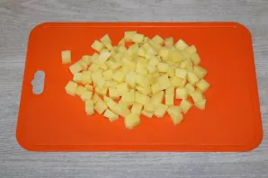 Cut the potatoes into cubes.
