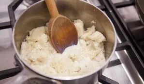 Pour milk into the pot. Heat, then put the baguette in a saucepan and crush with a spatula.