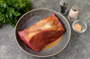 Add spices, dry garlic and paprika to the meat.