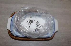 Take a bag for freezing food, put it in the container in which you will marinate the meat. Add sugar, salt and pepper to the bag.