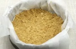 Line the baking form with baking paper, add cookies, spread them over the entire bottom and press them to the bottom. Place the mold in t...