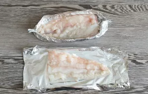 Cut the carcass, remove all possible bones. Cut the fillet into pieces. Place one piece of fillet on a small sheet of foil and form a boat.