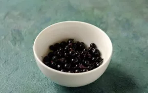 Wash the black currants, remove the twigs and sort them out.