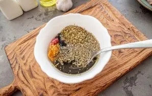 Mix all the ingredients for the sauce. Adjust the amount of salt according to the saltiness of soy sauce.