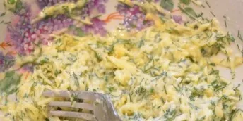 Now make the filling. Grate the cheese, chop the dill. Mix these ingredients with egg and yogurt.