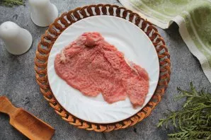 Cut the fillet into steaks, knock out, salt and sprinkle with pepper.