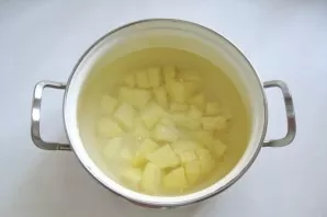 Strain the broth, and put the meat on a plate for the time being. Peel the potatoes, wash and cut into cubes. Pour into a bowl with broth...