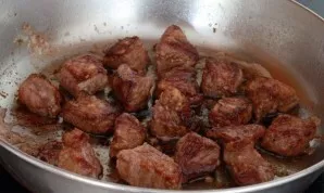 Heat a cauldron or thick-walled pan, add 2 tablespoons of butter, then add the meat. Fry until golden brown, then transfer to a plate.
