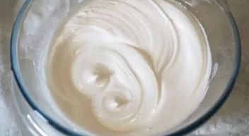 Separate the whites from the yolks and beat the whites with 120 grams of sugar into a stable foam.