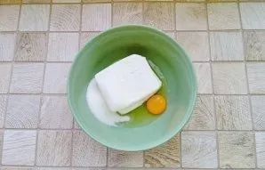 Prepare the filling for the cake. Put cottage cheese, sugar and egg in a bowl.