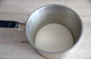 To make caramel, put 150 grams of sugar in a saucepan with a thick bottom and heat over low heat until dissolved.