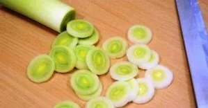 Cut the clean leek stalk into thin rings.