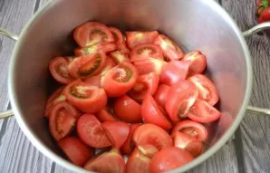 Wash the tomatoes and cut into large slices.