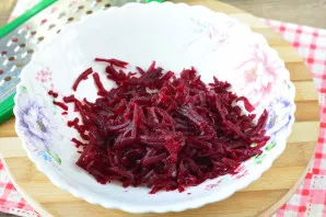Peel the boiled beets, grate on a coarse grater.