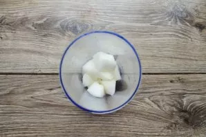 Remove the seeds from the melon, cut off the peel and cut into pieces. Put the melon in a blender.