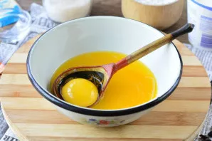 Melt the butter and let it cool. Then beat the egg.