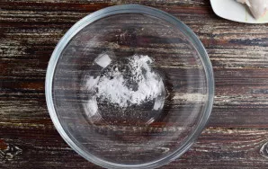 Pour soda and salt into a bowl.