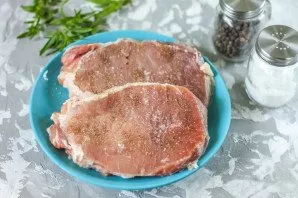 Wash the pork meat in water. Do not cut the films from the side parts of the meat, because thanks to them the steak will retain its shape...