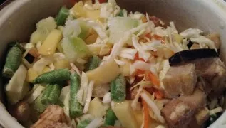 If you have fresh vegetables - fine, but in this case I use frozen ones. Mix asparagus, chopped onions and carrots, add potatoes, cabbage...