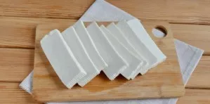 Cut the cheese into slices with a sharp knife. The thickness of the cheese is between 0.5 and 1 cm.