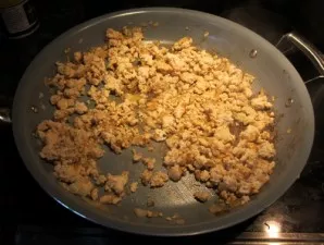 Meanwhile, fry the minced meat in a pan (it can be pork, beef or chicken).