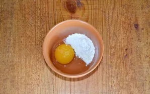 Put the egg in a small bowl, add a pinch of salt (remember that the cucumbers are already salted) and flour.