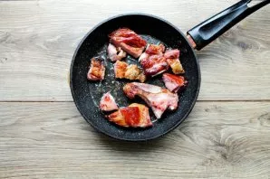 Cut the smoked pork ribs into slices, wash and dry. Pour vegetable oil into the pan, heat over high heat and fry the ribs on both sides f...