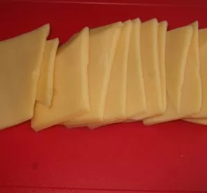 Cut the cheese into thin slices.