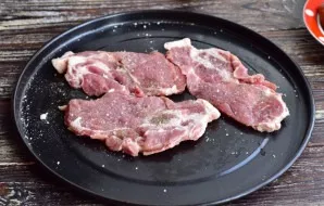 Cut the meat. Salt it and pepper it.