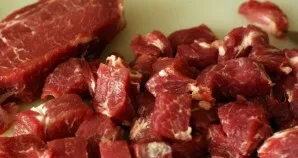 Cut off excess fat from the meat. Then cut into cubes about 3-3 cm in size.