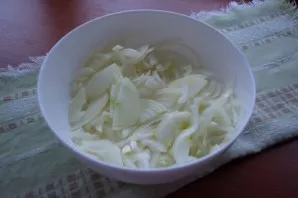 Peel the onions, and also cut into half rings. It is better to take onions large so that they do not boil too much in the goulash.