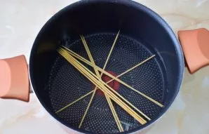 Pour wooden skewers with water and leave for 30-60 minutes. This is necessary so that when baking in the oven they soak and do not burn.