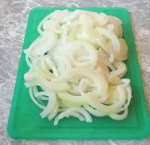 Cut the onion into half rings.