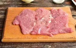 Wash the meat, cut as in the photo.