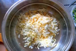 Grate the boiled eggs on a coarse grater.
