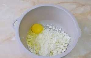 Mix cottage cheese with egg.