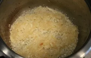 Put goose fat in the pot (this is traditionally used). Fry the finely chopped onion over high heat (you need it) until golden brown.