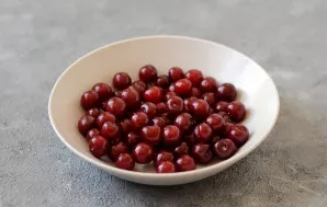 Wash cherries, remove leaves and twigs, damaged or overripe berries. You do not need to remove the seeds.