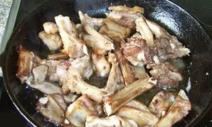 Continue to fry the ribs in vegetable oil until browned.