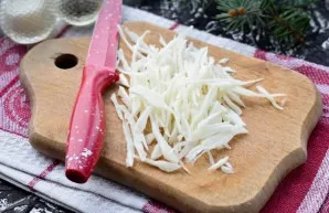 Remove a couple of upper leaves from the cabbage, cut the vegetable into thin strips. You can use a sharp knife or a cabbage grater.