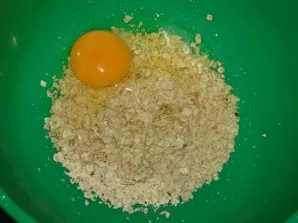 Add oatmeal to a deep bowl and add about 3 tablespoons of warm water. Leave for 5-10 minutes. Then beat the egg and add the minced meat. ...
