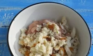 Squeeze the pre-soaked baguette in milk and add it to the minced meat. Add cold water, mix.