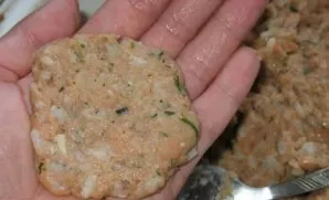 Mix the mince with finely chopped onion and dill. Put a raw egg, salt, sour cream, baguette and pepper. Make small pancakes.