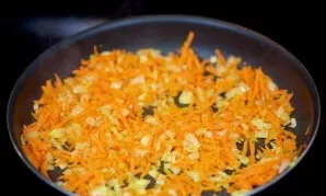 Grate the carrots on a fine grater and put them in a pan for 2 minutes, stir in the onions and carrots with a spatula.