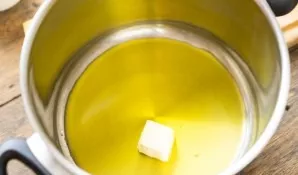 Melt the butter in a saucepan, and also pour in olive oil.