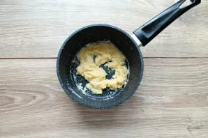 Put the butter in a saucepan and melt over medium heat. Add flour and mix quickly until smooth. Cook over low heat for 1-2 minutes.