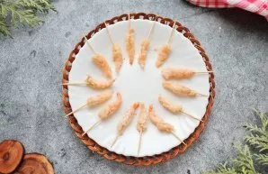 Shrimp, I have shrimp, defrost and clean. To make them easy to take and eat, roll each on a spit.