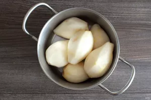 Wash the pears. With a vegetable razor, scrape off the bark.