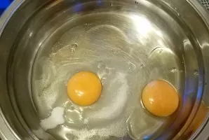 Beat eggs and sugar.